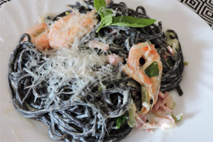 Spaghete Nero cu Crevete in sos alb 350 gr.