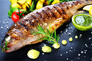Pastrav la Gratar cu mix de Salata / 100 gr